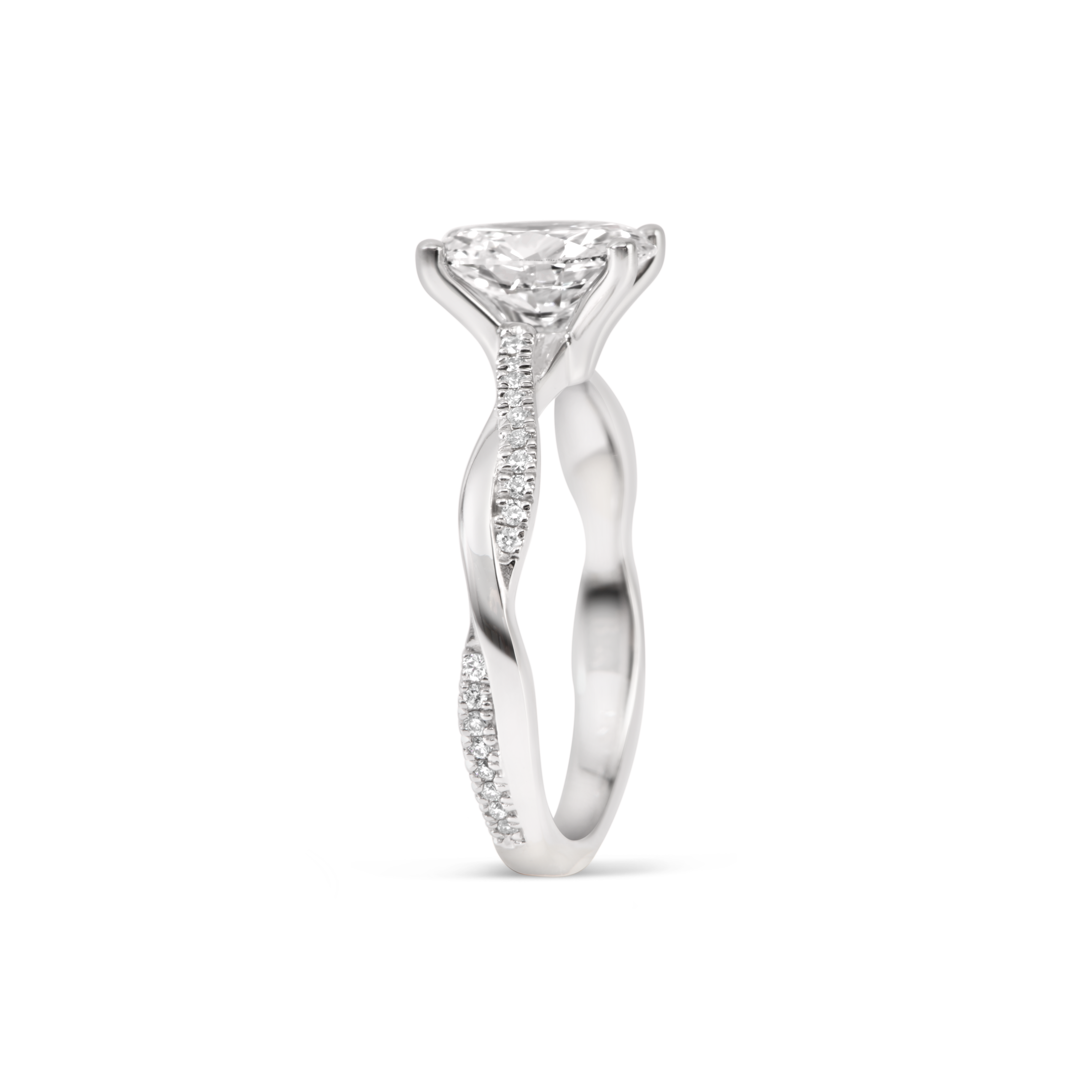 Oval brilliant solitaire with diamond pavé engagement ring | 14K Gold