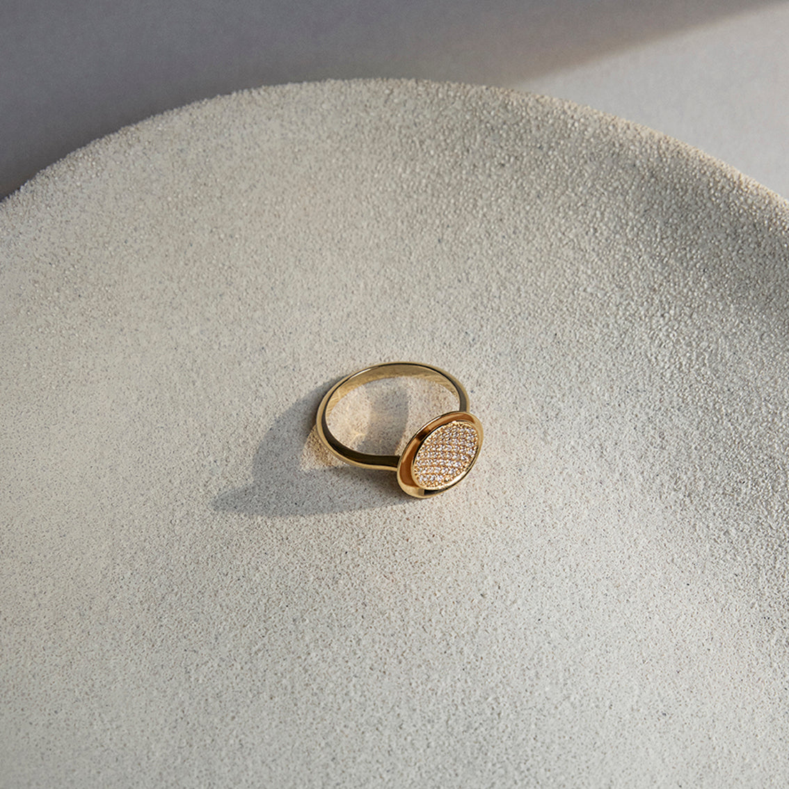 Floating diamond two-tone ring 18K gold | Platinum