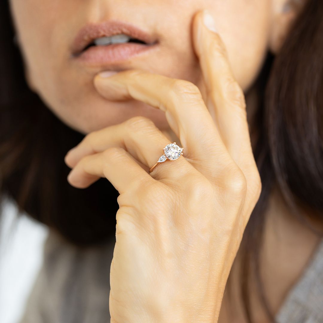 Bague de fiançailles trilogie ornée de diamants ronds et poire | Or 14 carats