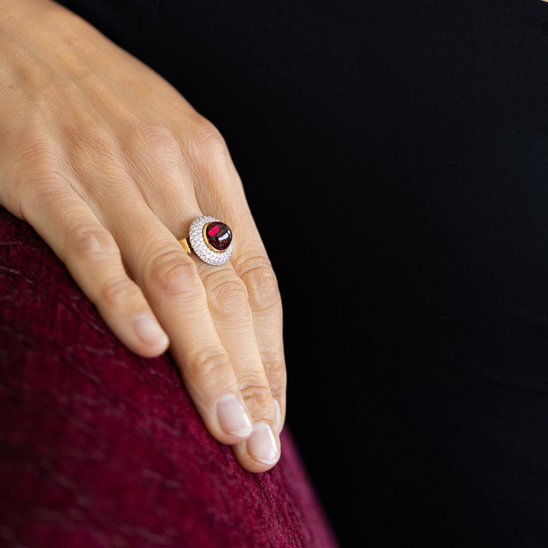 Bague Rhodolite avec Halo de Diamants Bombés | Or 18 carats et Platine
