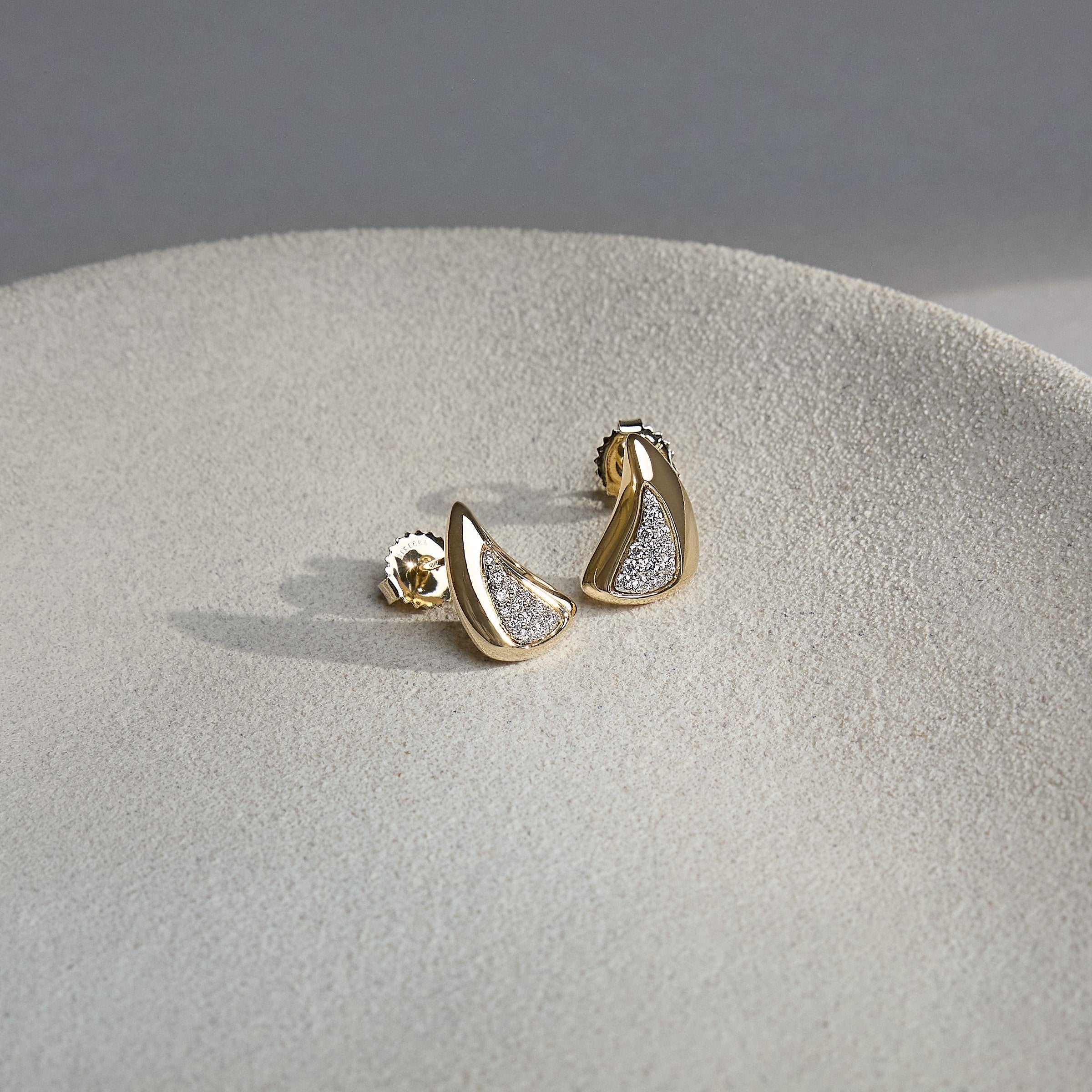 Boucles d'oreilles croissant de lune en or 18 carats et platine avec pavé de diamants