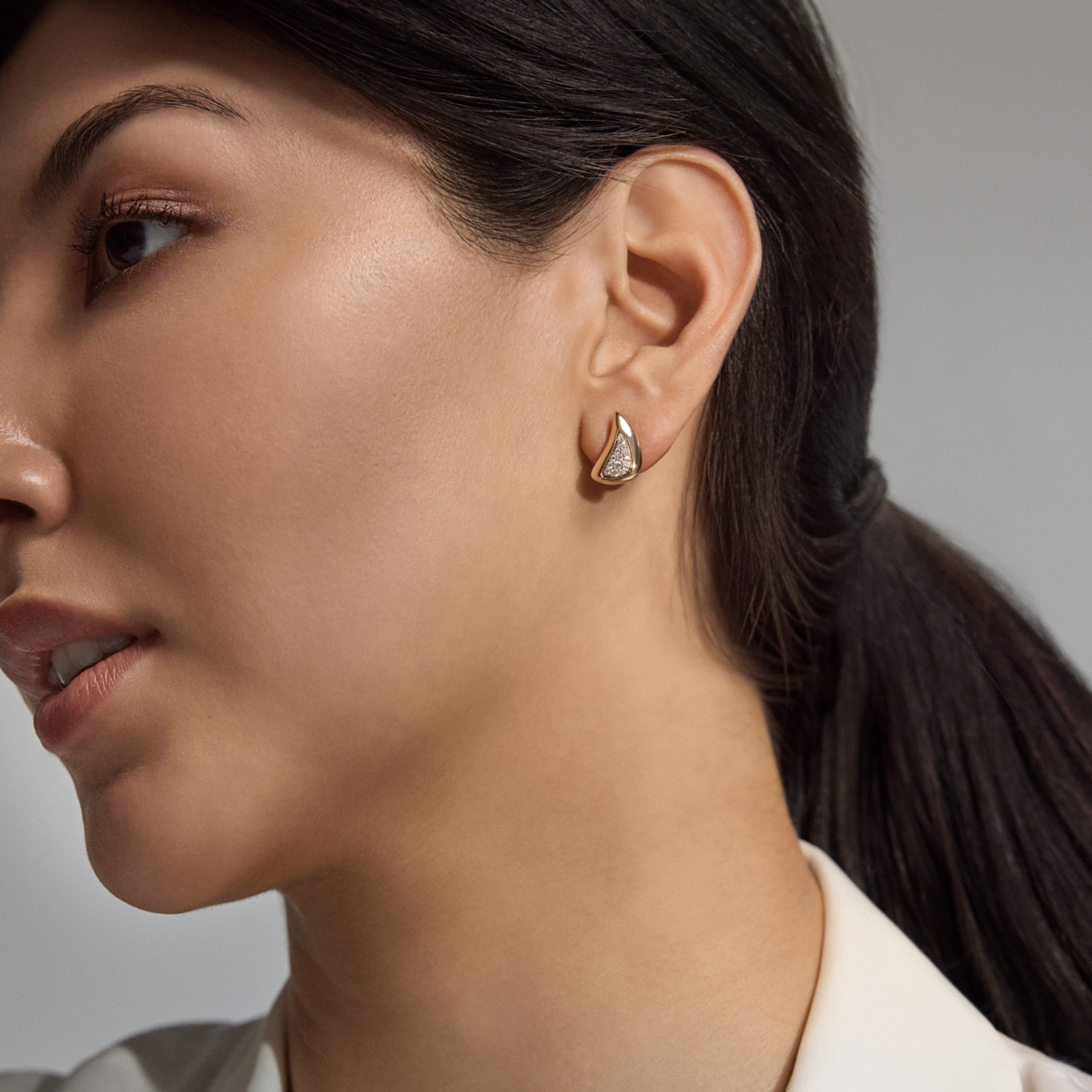 Boucles d'oreilles croissant de lune en or 18 carats et platine avec pavé de diamants