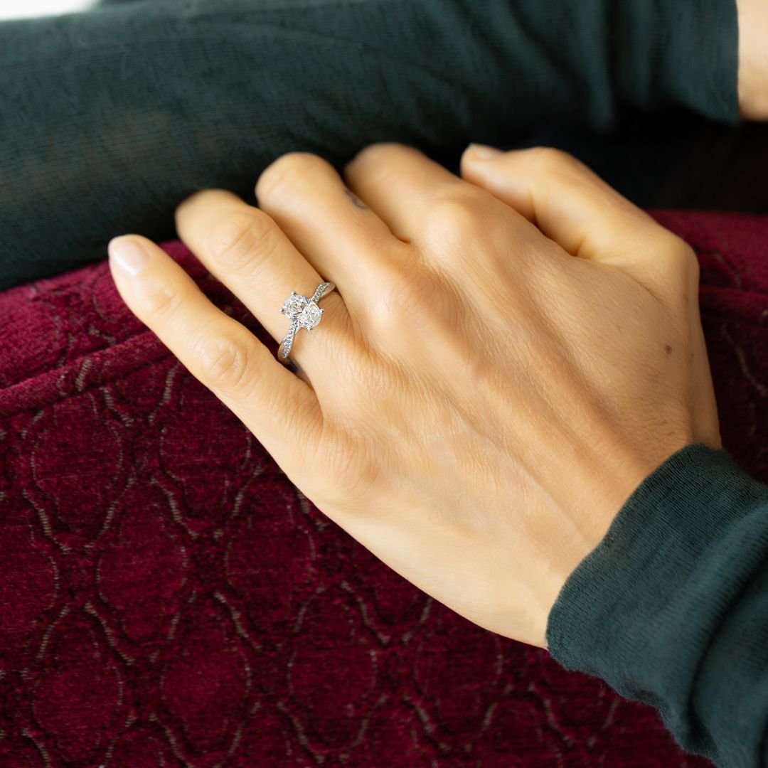 Solitaire ovale brillant avec pavé de diamants bague de fiançailles | Or 14K