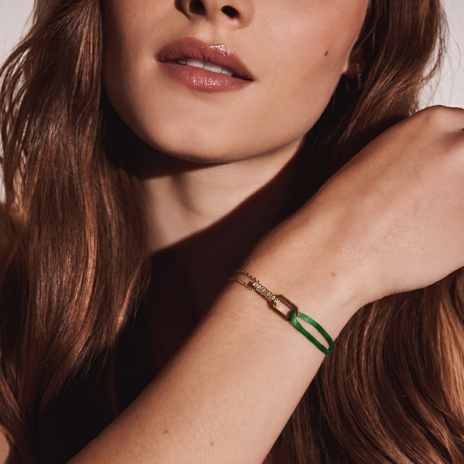 Chaîne en or avec lanière en satin vert Bracelet Or 18K | Diamants