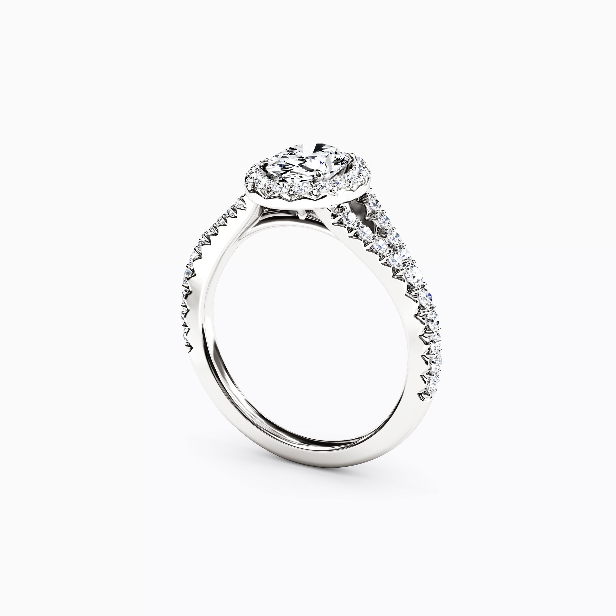 Bague de Fiançailles Ovale Entourée de Diamants en Platine